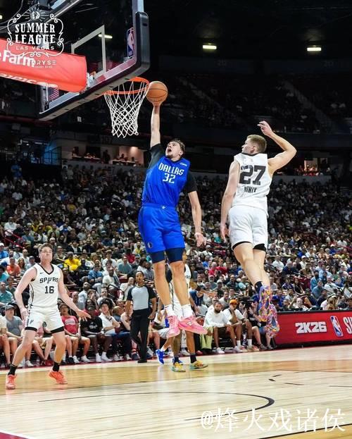 弗拉格左手突破上篮得分,首节高效砍下14分2篮板2助攻 弗拉格左手突破上篮得分,首节高效砍下14分2篮板2助攻